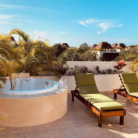 Spacious Penthouse With Private Rooftop & Jacuzzi